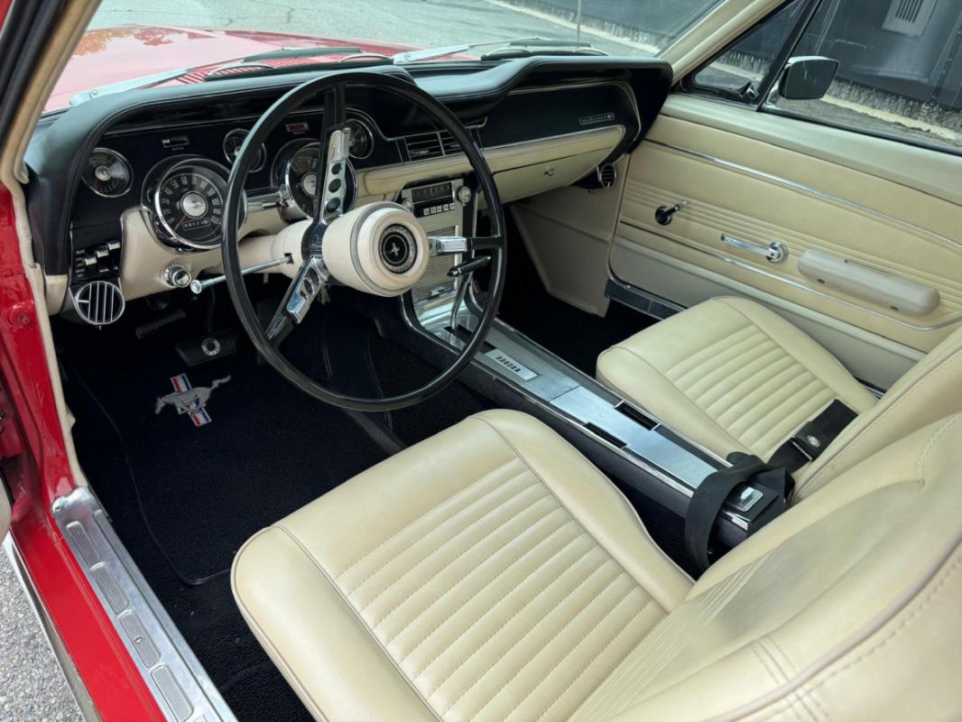 Ford Mustang - COUPE ROUGE TOIT VINYLE BLANC 289CI V8 1967