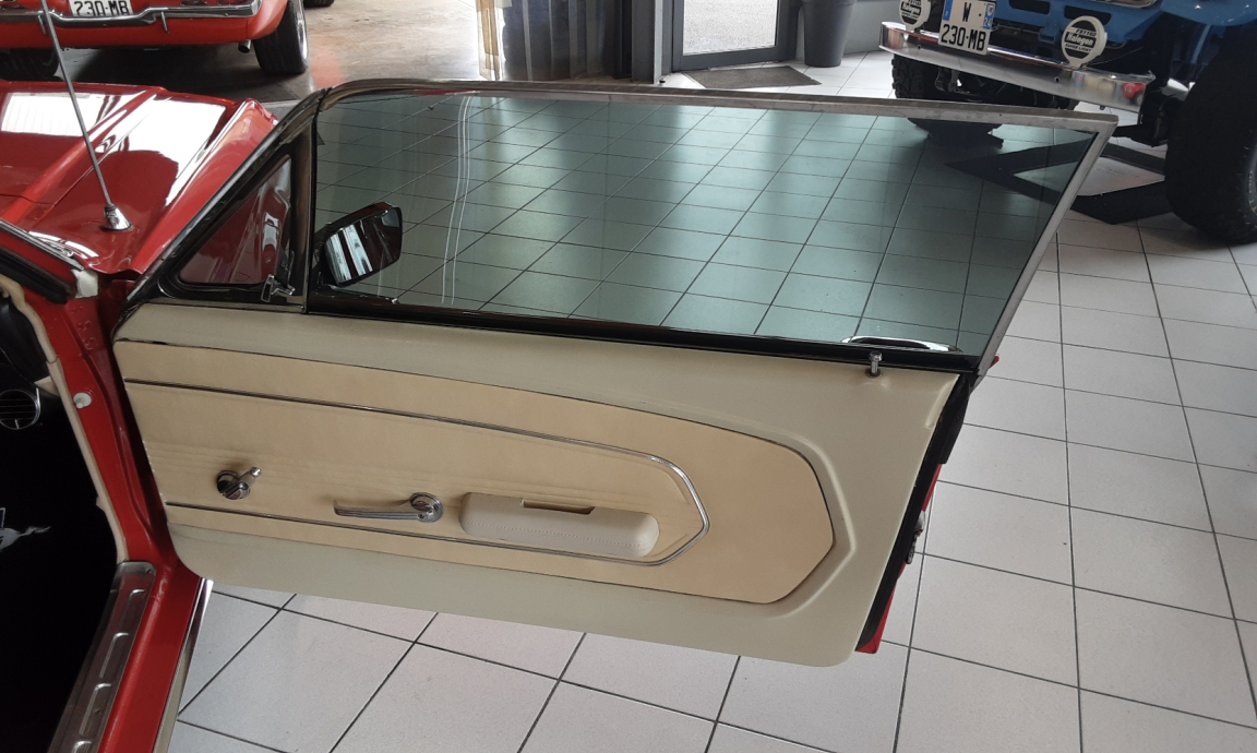 Ford Mustang - COUPE ROUGE TOIT VINYLE BLANC 289CI V8 1967