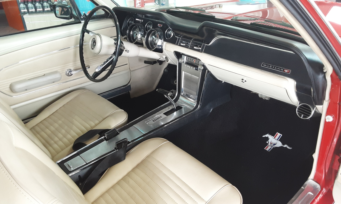Ford Mustang - COUPE ROUGE TOIT VINYLE BLANC 289CI V8 1967