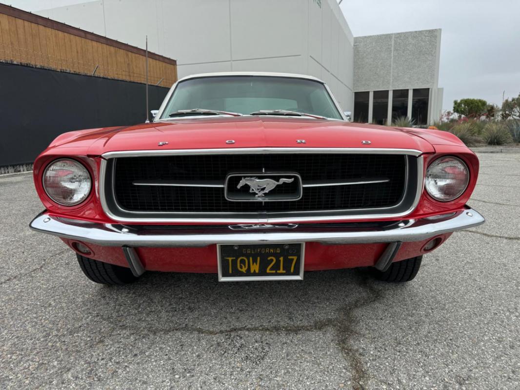 Ford Mustang - COUPE ROUGE TOIT VINYLE BLANC 289CI V8 1967