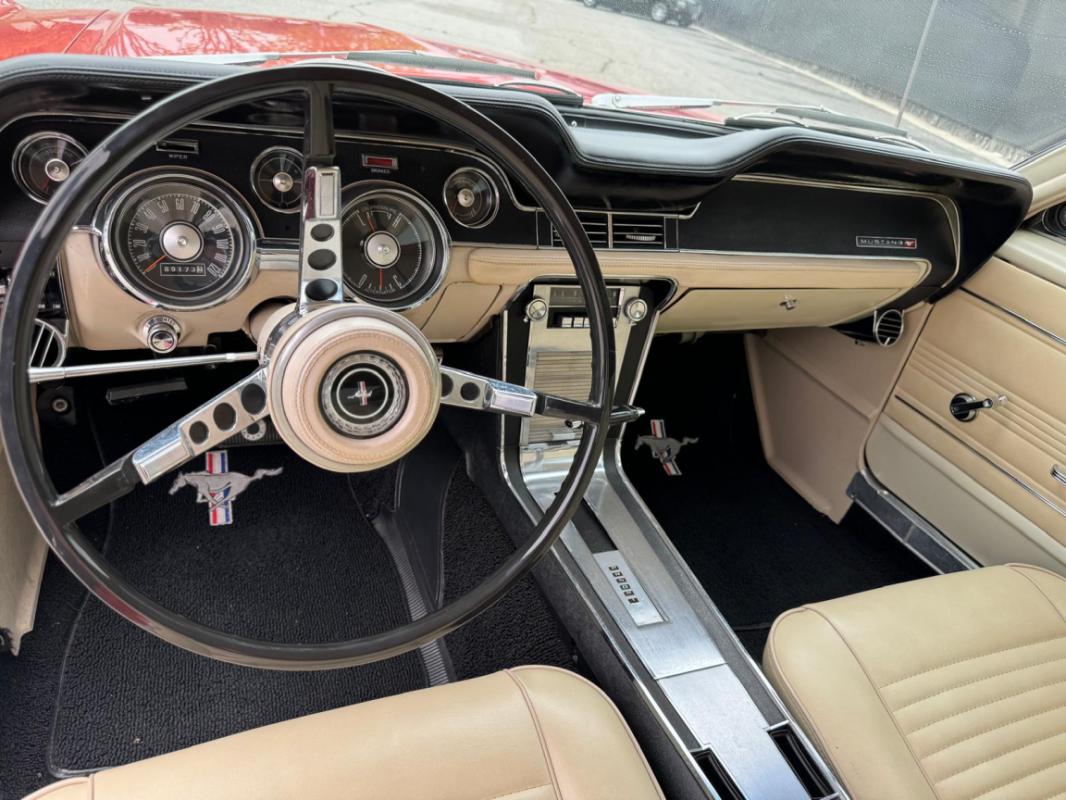 Ford Mustang - COUPE ROUGE TOIT VINYLE BLANC 289CI V8 1967