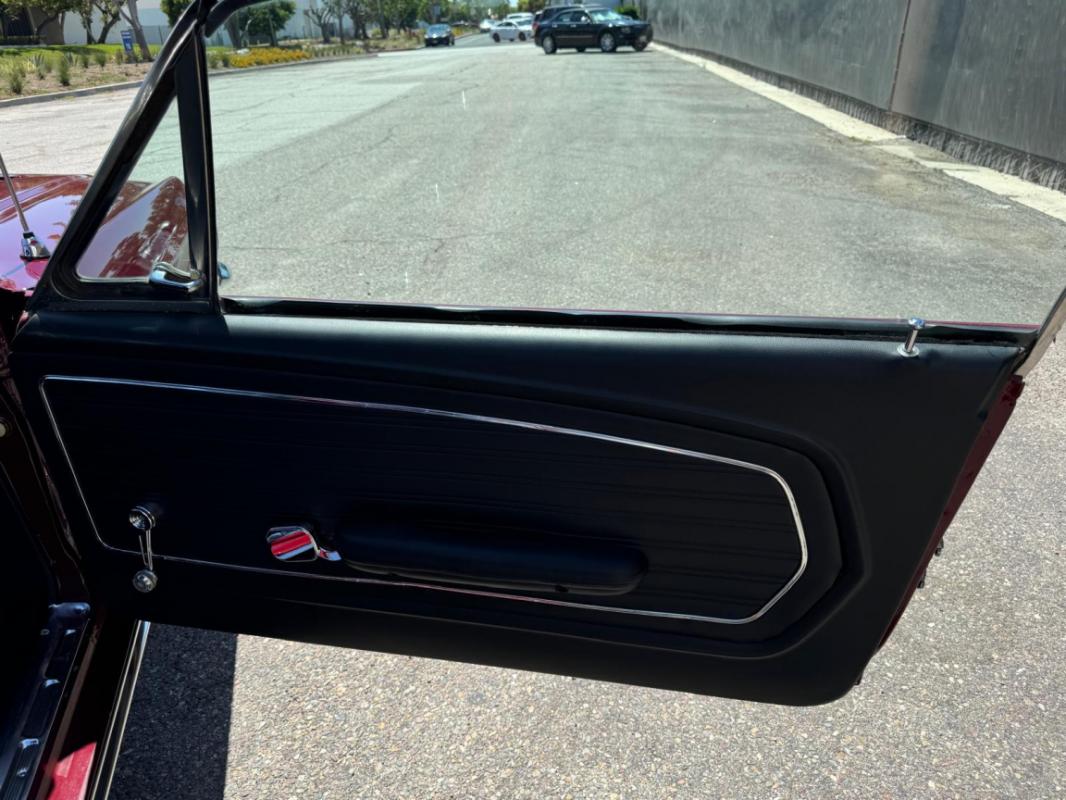 Ford Mustang - COUPE TOIT VINYLE NOIR ROUGE 1968 CODE C